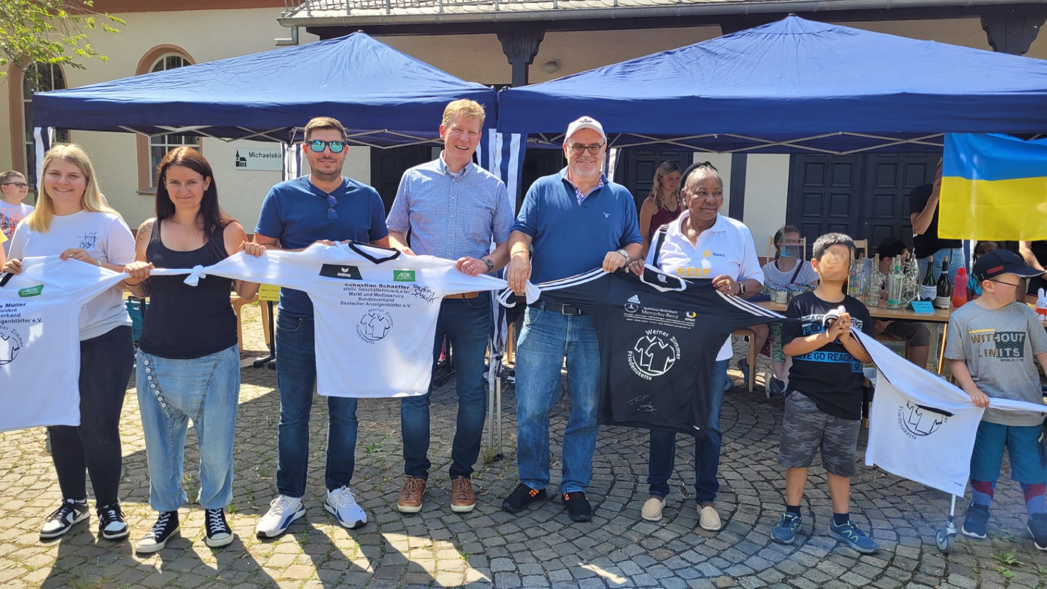 Friedenskette%20mit%20Rotary-Kollegin%20aus%20Kenia Friedenskette%20mit%20Rotary-Kollegin%20aus%20Kenia